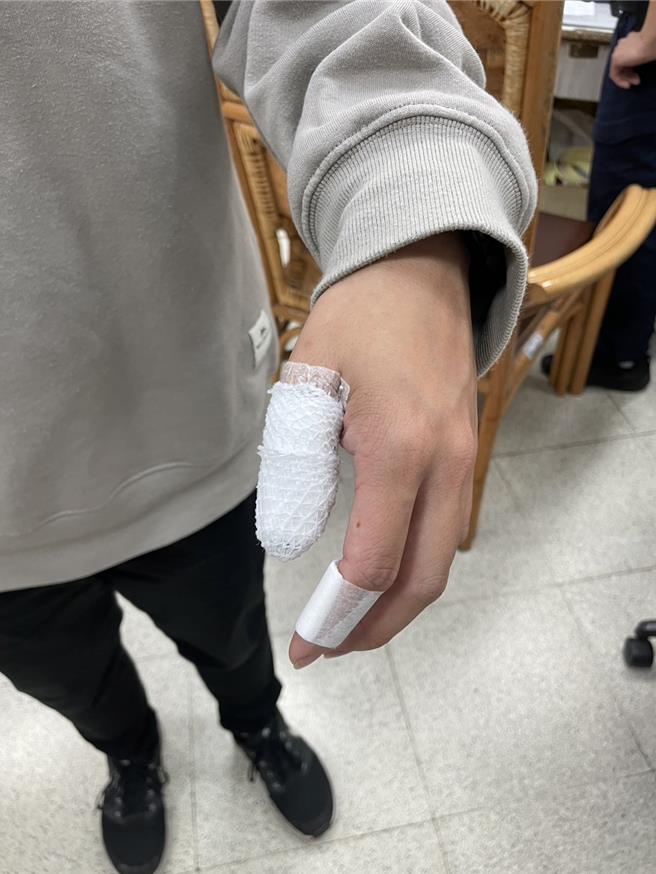 有員警在破窗過程中不慎遭玻璃割傷，不過仍成功逮人。（警方提供／任義宇高雄傳真）