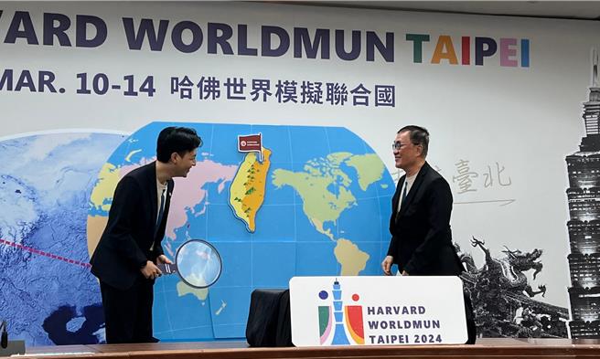 台北市副市长李四川（右）2日上午出席模拟联合国活动，会前受访时被问到是否会到立法院任职秘书长？李四川则直言自己昨天被「万安紧抱」，现在应该就是「紧抱万安」。（丁上程摄）