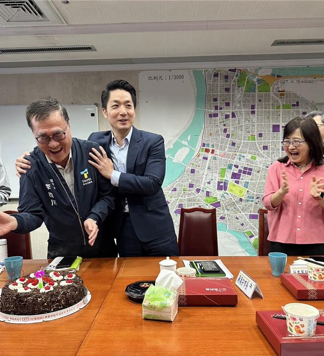 台北市长蒋万安（中）1日与副市长林奕华（右），一同替1日生日的副市长李四川（左）庆生。（摘自林奕华脸书／丁上程台北传真）