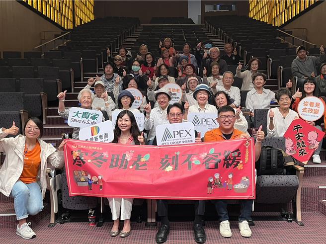 台中市31位平均年龄80岁的长者日前在弘道老人福利基金会、中阳集团志工陪伴下，到大里艺术广场的「异想新乐园」畅玩，一圆春节前夕「不老乐园梦」。（中阳集团提供／潘虹恩台中传真）