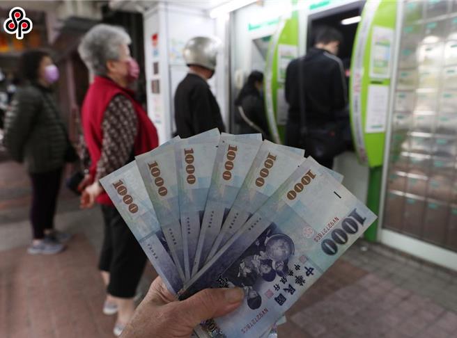 中華郵政公司有344間郵局一早出現連線交易緩慢情況，郵局調查後發現是大量資料湧進資料庫所致。（本報資料照）