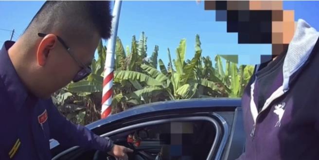 高雄市仁武分局溪埔派出所員警日前巡邏行經高雄市大樹區台29線大坑路段，發現一輛掛假車牌的豪車行車搖晃，上前攔查於車內查獲武士刀一把及安非他命、愷他命等毒品。（高雄市警方提供／林雅惠傳真）