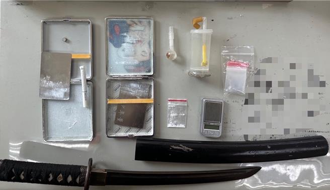 高雄市仁武分局溪埔派出所員警日前巡邏行經高雄市大樹區台29線大坑路段，發現一輛掛假車牌的豪車行車搖晃，上前攔查於車內查獲武士刀一把及安非他命、愷他命等毒品。（高雄市警方提供／林雅惠傳真）