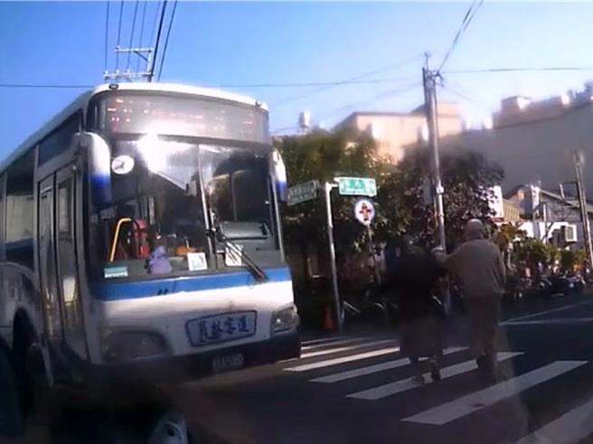 彰化縣溪湖鎮1日下午杜姓老夫妻遭公車撞上釀成１死１重傷慘劇，2日撞擊畫面曝光，杜姓老夫妻手牽手走斑馬過馬路時，見公車轉彎迎面而來，兩人雖快步要通過，卻仍遭公車撞上。（民眾提供／孫英哲彰化傳真）
