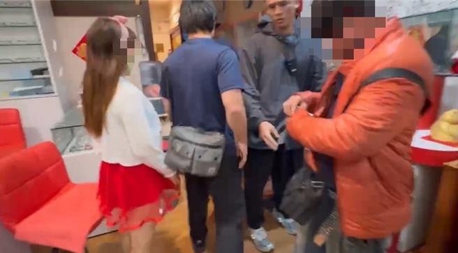 高雄警方查獲三民區九如二路一處養生會館有從事性交易，逮到2名從事性交易服務生、1名會館負責人以及男客1名。（警方提供／任義宇高雄傳真）