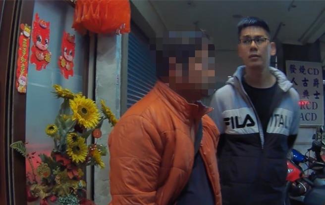 遭逮的41歲謝姓男子無奈，下班想來「鬆一下」，剛激戰完45歲武姓女服務生就衰遭逮。（警方提供／任義宇高雄傳真）