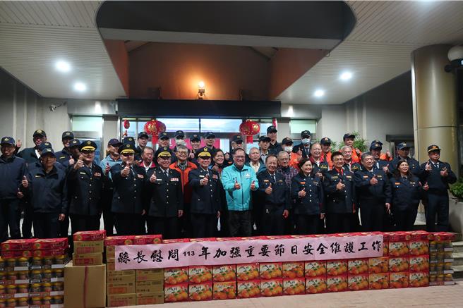 副縣長李文良代(前排左六)前往致贈慰問品及慰問金外，並期勉強化「治安平穩」、「交通順暢」及「民眾安心」等3大工作主軸，確保所有鄉親都能平安歡度春節。(圖／金門縣警局提供)