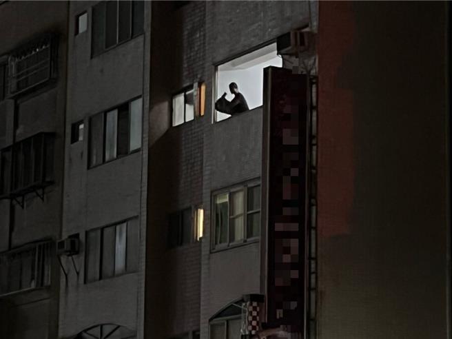 高雄三民区一处住宅，有男子疑似酒后情绪失控不断咆啸，还丢出瓶罐、衣架甚至窗户，警方到场时还抱瓦斯桶扬言引爆。（警方提供／任义宇高雄传真）