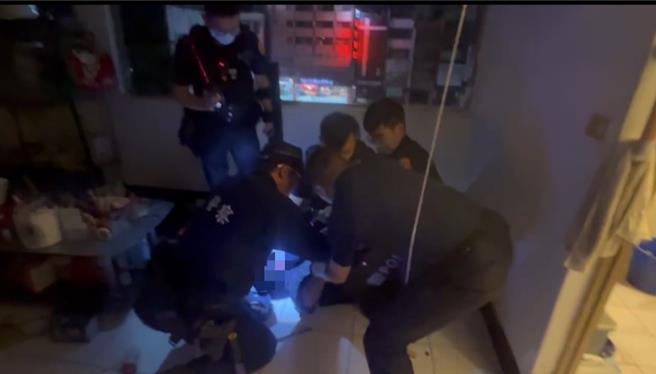 警消与失控男子对峙2小时后，见时机成熟破门成功压制，将其强制送医治疗。（警方提供／任义宇高雄传真）