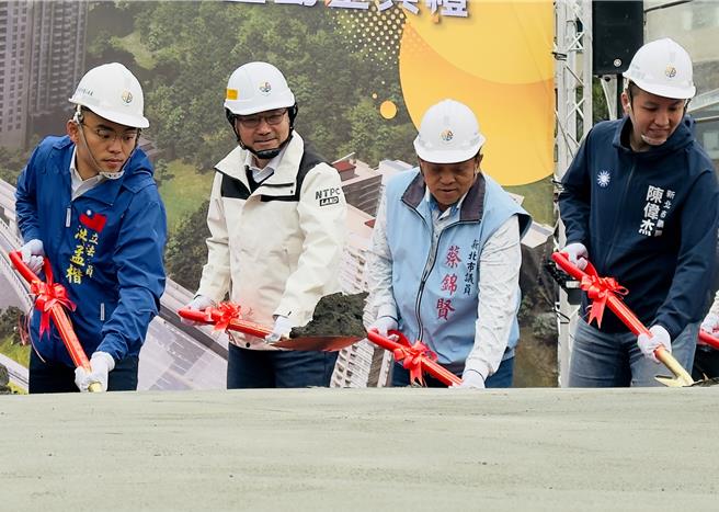 新北市長侯友宜今參加淡北道路開工動土典禮，強調會做好交維計畫，避免交通受到更嚴重的影響。（呂健豪攝）