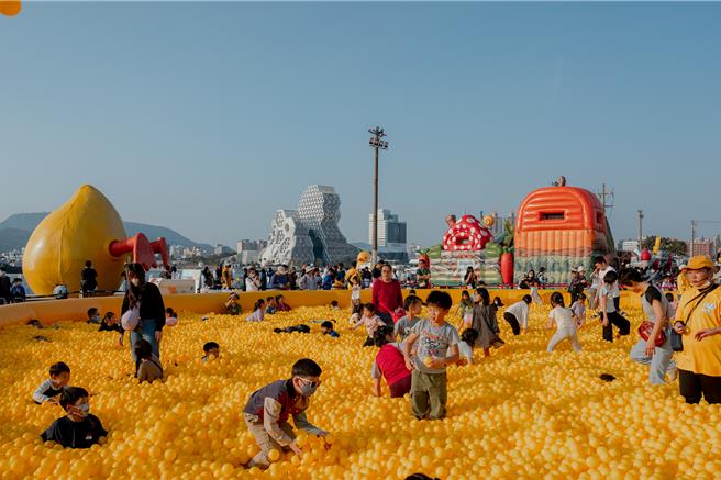 「2024 Kaohsiung Wonderland 冬日遊樂園」熱鬧登場，為了提供舒適的遊樂品質與休憩環境，高市府觀光局特別規畫「日光券」及「星光券」，每場次3小時不限遊玩設施種類及次數，免費一票玩到底。（高市府觀光局提供／洪浩軒高雄傳真）