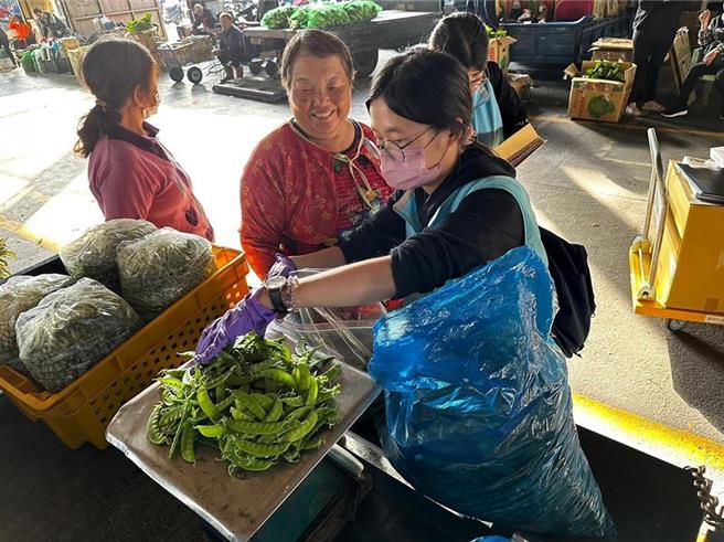 彰化县政府农业处自1月9日起至2月8日止，至各大果菜批发市场、集货场、合作社及田间进行农作物农药残留抽查。（彰化县政府提供／孙英哲彰化传真）