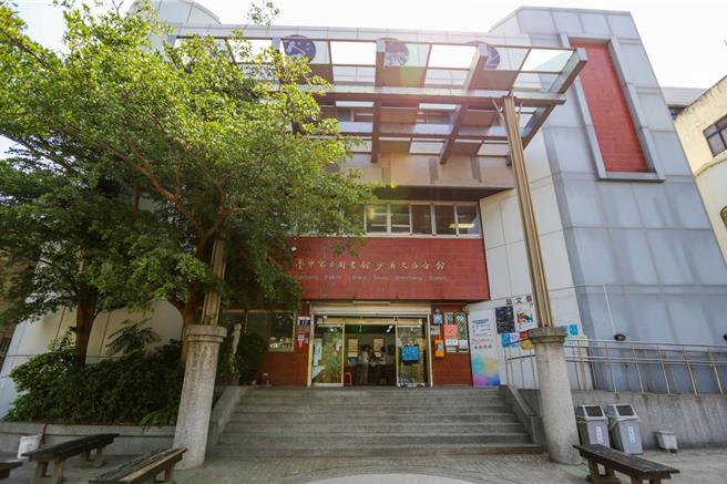 台中市文化局2日表示，沙鹿文昌图书馆、丰原图书馆和南区图书馆将启动建筑物耐震补强及电梯工程，自15日起将陆续闭馆，预计2025年1月完工，图为沙鹿文昌图书馆。（文化局提供／陈淑芬台中传真）