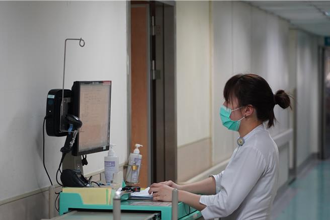 卫福部近日公布各层级医院3班护病比标准，并提供40亿专款强化护理照护能量，进而鼓励更多护理留任，原本3／1实施的奖励措施，提早今年1／1上路。（张妍溱摄）