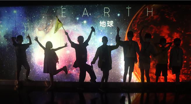 台北天文馆展示场特别在2月的假日推出「月球」主题导览，由解说员透过馆内丰富的展示详细介绍月球，以及它对地球的影响。(黄敬文翻摄)