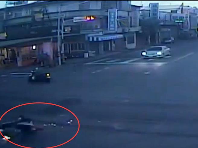 台中市33歲黃姓男騎士2日凌晨行經仁化路與至善路口時，疑因先前1輛公車經過漏油致其路口轉彎時自摔滑倒，機車擦撞路面時甚至滑出小火花，幸未引起燃燒。（民眾提供／潘虹恩台中傳真）