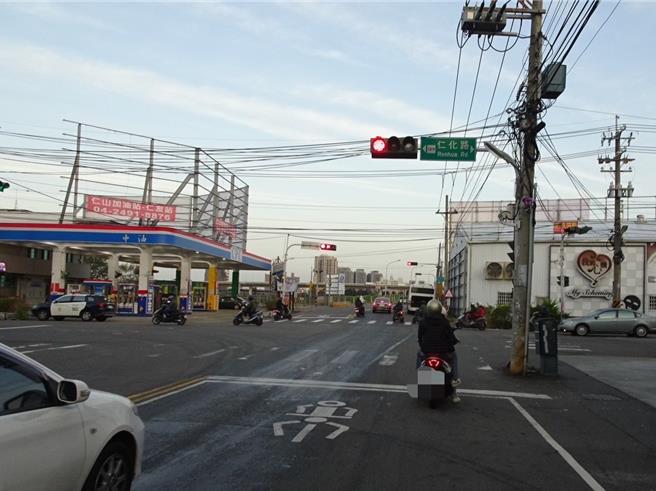 36歲朱姓駕駛2日凌晨6點33分許開著市區公車行駛載客，油管疑似破裂漏油數百米，環保局已清除漏油，避免後續車輛打滑。（民眾提供／潘虹恩台中傳真）