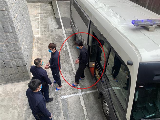 前裕隆队控球后卫柯旻豪因打假球遭起诉，2日上午移审士林地院。（李文正摄）