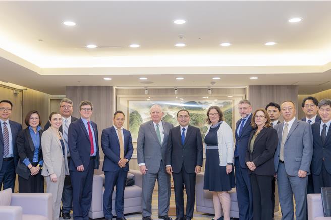 美國華府智庫「哈德遜研究所」由主席絲曇（右7）及所長沃特斯（左7）率團訪台，昨（1）日拜會新北市長侯友宜（中）。（新北市秘書處提供）