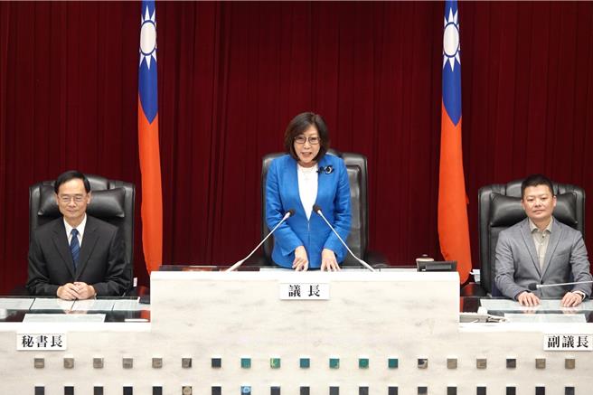 高市议会第4届第4次临时会2日正式闭幕，高市议长康裕成致词时，要求市府团队加强与议员间的沟通，别让高雄的预算因为多次沟通不良而被搁置。（高市议会提供／洪浩轩高雄传真）