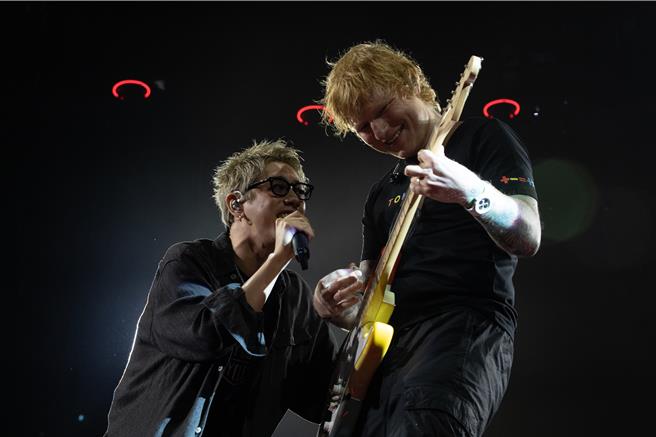 红髮艾德刚结束在日本东京巨蛋的演唱会，ONE OK ROCK主唱Taka担任嘉宾。（AEG提供）