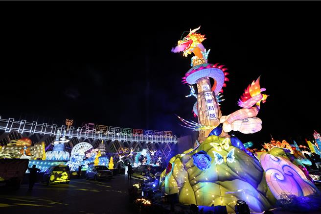 南投燈會13公尺高主燈「福氣龍來、龍鳳呈祥」，巨龍口中會吐出煙霧，1日晚間試燈搶先看主燈進行360度動態展演。（南投縣政府提供／楊靜茹南投傳真）