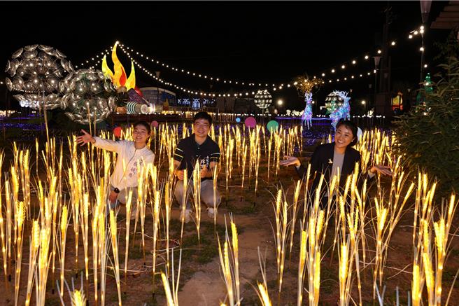 南投縣長許淑華與南投縣議員林儒暘、張婉慈等人1日晚間視察南投燈會所有燈區。（南投縣政府提供／楊靜茹南投傳真）