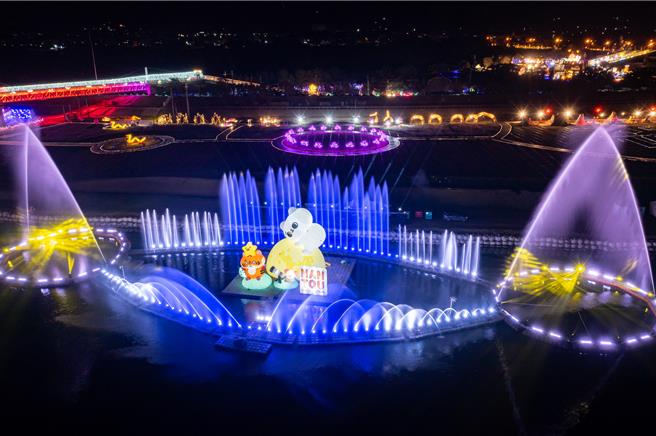 「爽爽貓」水上副燈融入水舞秀，燈會期間將推出500架無人機群飛演出馬來貘玩南投等主題圖案佐煙火秀。（南投縣政府提供／楊靜茹南投傳真）