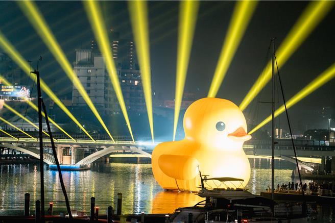 高雄流行音樂中心晚間都會展示「金呱閃閃」燈光秀，不過也因此惹來民怨。（高雄流行音樂中心提供／楊舒婷高雄傳真）