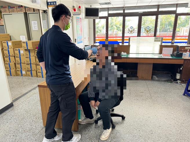 苗栗警分局欢迎家有失踪人口，可透过警方採集DNA建檔比对寻找家人下落。（警方提供／谢明俊苗栗传真）