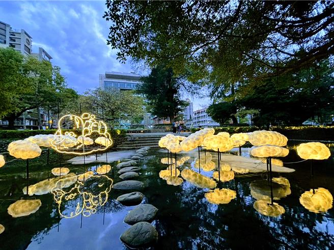 护城河沿岸更有以七色彩虹为主打造的灯光装置艺术，图为黄色灯区「徜徉云端」。（新竹市政府提供／王惠慧新竹传真）