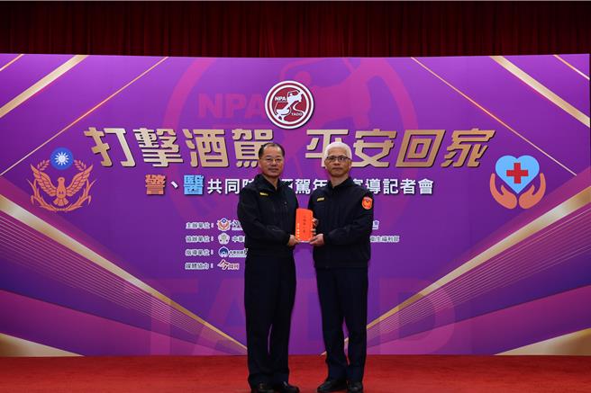 苗栗縣警局落實防制酒駕，三度榮獲警政署評核第一殊榮，獲警政署長黃明昭頒獎表揚。（苗栗縣警局提供／謝明俊苗栗傳真）