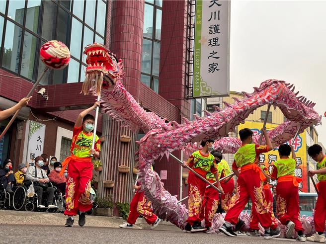 苗栗市大川护理之家特举办「龙转乾坤 迎好运」岁末围炉活动，邀请建功国小舞龙队表演。（大千医院提供／谢明俊苗栗传真）