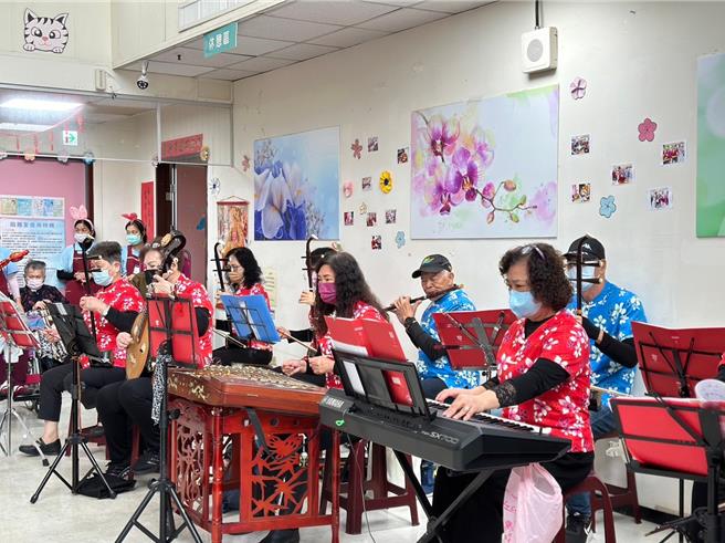 苗栗市大川护理之家特举办「龙转乾坤 迎好运」岁末围炉活动，邀请佛光山大明社区大学的国乐社表演。（大千医院提供／谢明俊苗栗传真）