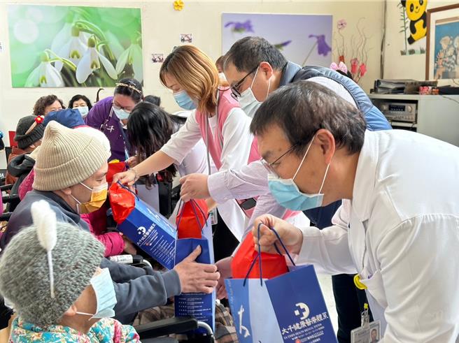 苗栗市大川护理之家特举办「龙转乾坤 迎好运」岁末围炉活动。（大千医院提供／谢明俊苗栗传真）