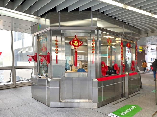 為了陪伴旅客迎新春，捷運綠線18個車站均布置春節裝飾。（中捷公司提供／張亦惠台中傳真）
