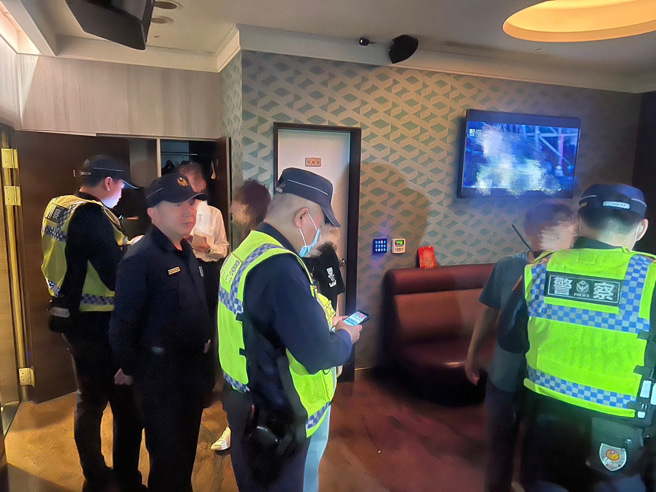 警方针对酒店、汽车旅馆、舒压馆、KTV等场所，执行威力扫荡。（图 / 刘咏韵翻摄）