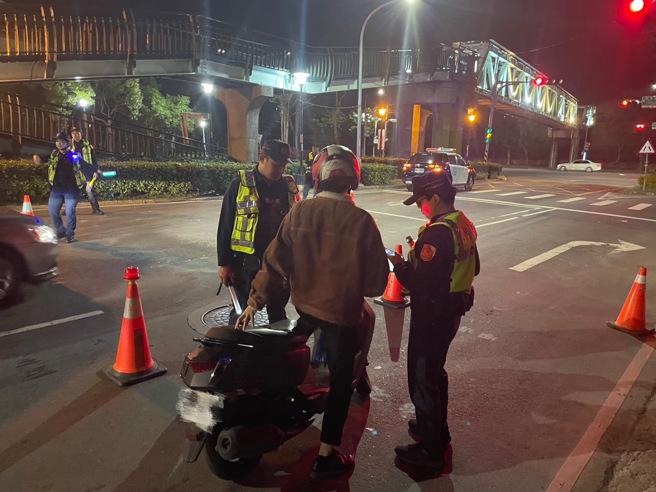 警方执行路检。（图 / 刘咏韵翻摄）