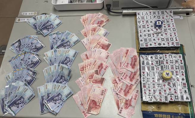 警方昨晚扫荡民宅赌场，查获犯嫌9人，共计查扣赌资10万360元。（图 / 刘咏韵翻摄）