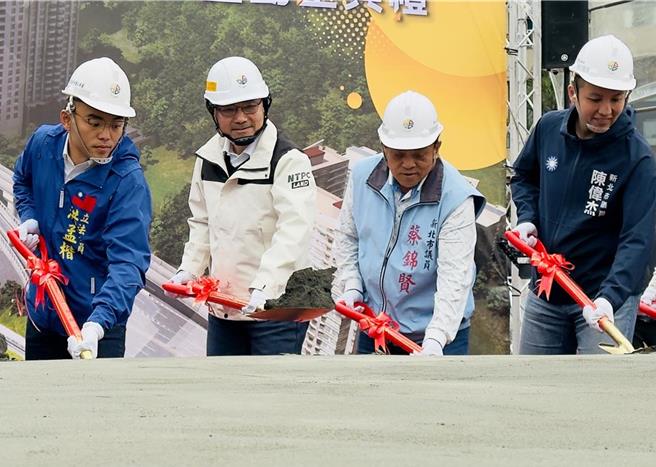 新北市长侯友宜今参加淡北道路开工动土典礼，强调会做好交维计画，避免交通受到更严重的影响。（吕健豪摄）