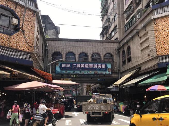 农历春节将至，民眾纷纷至市场採买年货的高峰期，基隆市政府将从7日开始针对6处传统市场加强交通疏导管制，位于市区的仁爱市场则提早从明日上午开始实施交通疏导，自7日起爱二路及仁四路将管制，禁止车辆进入。（本报资料照）