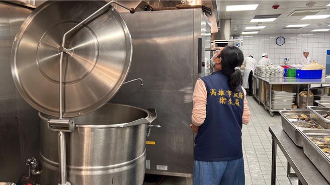 高雄市卫生局自去年底至本市超市、量贩店、果菜市场、食品制造业及知名年菜餐厅等73家业者执行年节应景食品抽验。（高市卫生局提供／杨舒婷高雄传真）