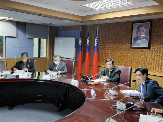 新北市國中生命案引起全國各界高度關注校園安全，教育部於2日舉行第2次校園安全諮詢會議，教育部長潘文忠(右起2)於會後記者會說明內容細節。(李侑珊攝)