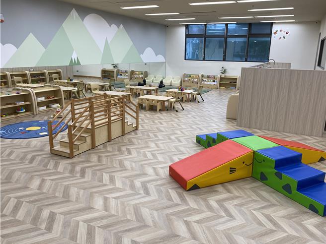 公设民营杨梅埔心托婴中心2日正式开幕启用，可收托45名满2个月至2岁婴幼儿。（蔡明亘摄）