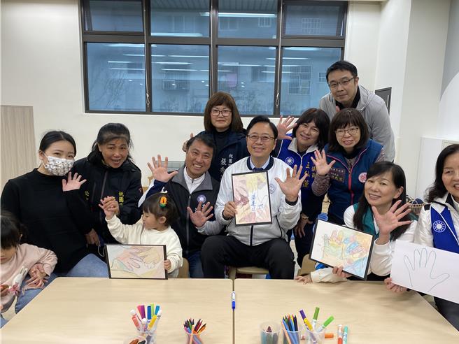 桃园市长张善政2日参观公设民营杨梅埔心托婴中心，与孩子们同乐绘画。（蔡明亘摄）