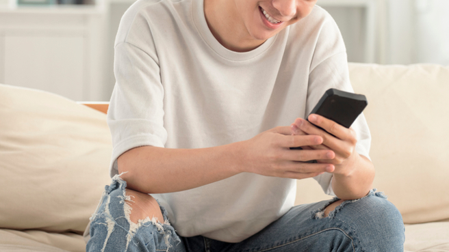 一位男子透露，台大毕业的表弟年满三十还是啃老不工作。（示意图：shutterstock／达志）