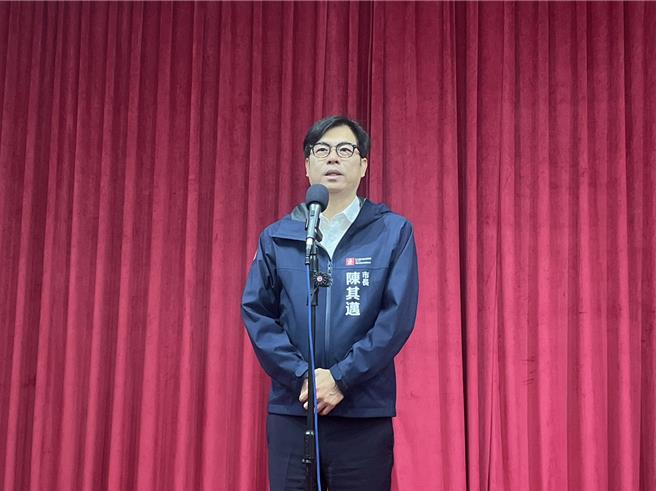 高雄市长陈其迈3日赴高市议会参加第4届第4次临时会闭幕典礼时受访表示，恭喜韩国瑜院长，韩国瑜了解高雄，希望未来对高雄各项建设能给予最大的支持。（洪浩轩摄）