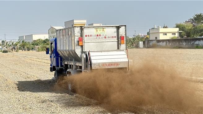 彰化縣政府2日邀請農業資材業者在花壇鄉農田舉辦田間示範觀摩，出動被喻為「大怪獸」的自走式肥料撒布搬運車，施撒有機質肥料。（民眾提供／孫英哲彰化傳真）