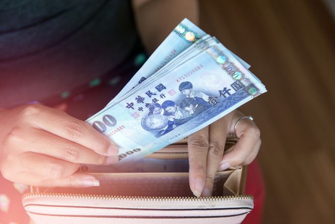 新制劳退去年赚4785亿，平均每位劳工分红3.8万。（示意图/达志影像/shutterstock）
