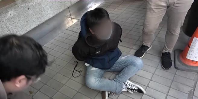 新北市刑大逮捕詐騙集團車手。（警方提供）